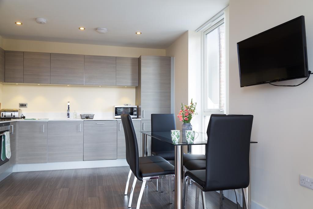 Contemporary & Homely Penthouse, 2 Mins Walk From Cambridge Station, Lift Access, Secured Gated On-Site Parking, Self Check-In, Super Fast Wifi, Terrace & Sleeps 6 Ngoại thất bức ảnh